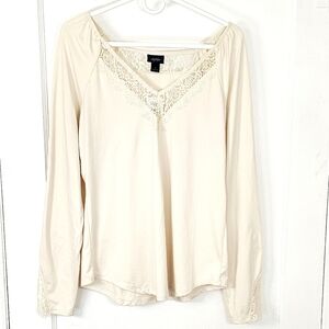 New✨️Lace Trim Cream Top